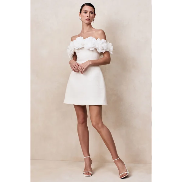 Florinda | Mini-robe blanche en bouclé à décolleté bardot à volants