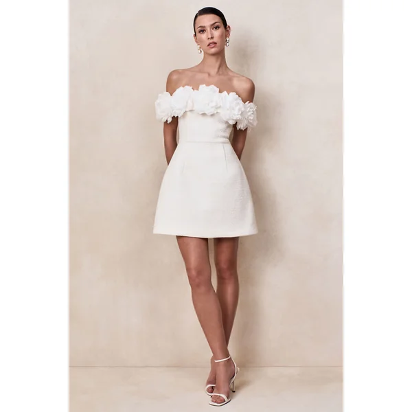 Florinda | Mini-robe blanche en bouclé à décolleté bardot à volants