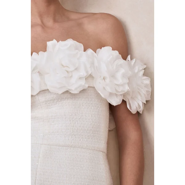 Florinda | Mini-robe blanche en bouclé à décolleté bardot à volants