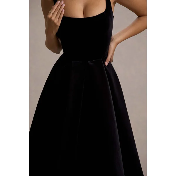 Francisca | Robe Mi-Longue à Bretelles en Velours Noir avec Longueur Volumineuse