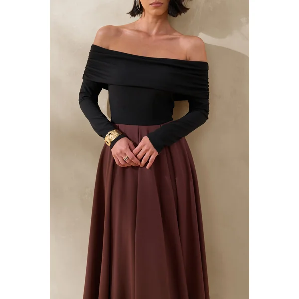 Frederica | Robe mi-longue noire et marron à encolure bardot