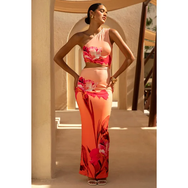 Freya | Robe longue à décolleté asymétrique imprimé floral ombré rose et découpes sur le corps