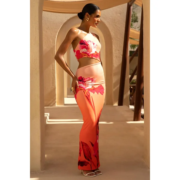 Freya | Robe longue à décolleté asymétrique imprimé floral ombré rose et découpes sur le corps