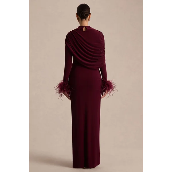 Gatsby | Robe longue bordeaux à col montant avec poignets ornés de plumes