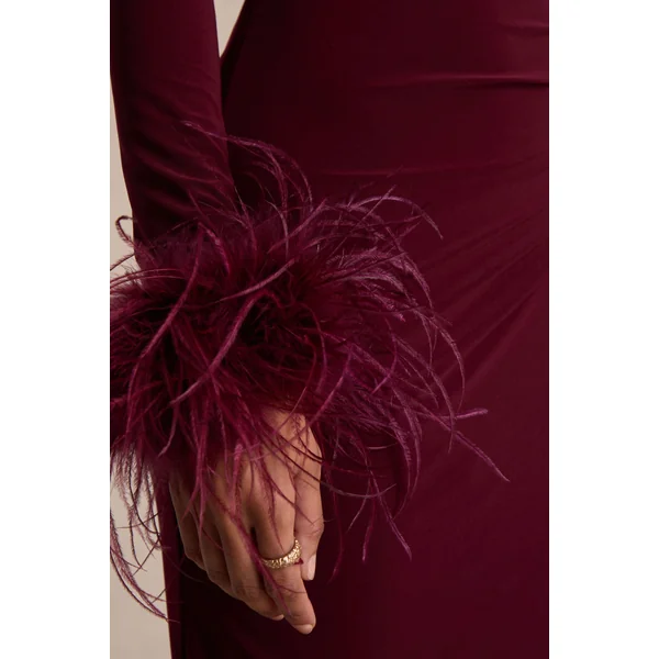 Gatsby | Robe longue bordeaux à col montant avec poignets ornés de plumes