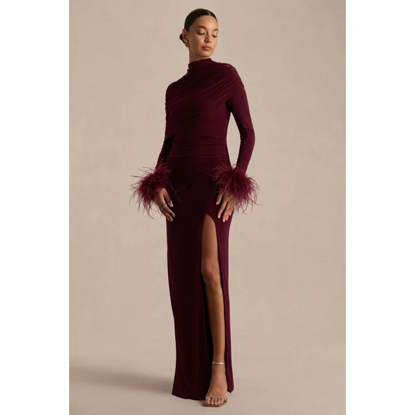 Gatsby | Robe longue bordeaux à col montant avec poignets ornés de plumes