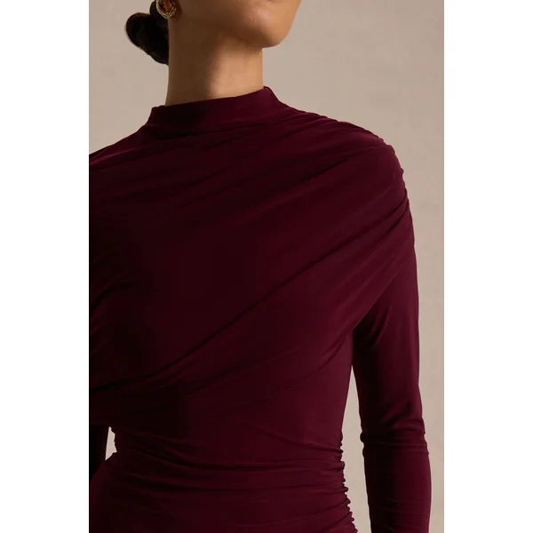 Gatsby | Robe longue bordeaux à col montant avec poignets ornés de plumes