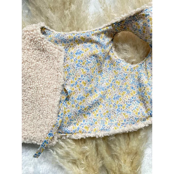 Gilet bébé réversible en sherpa et tissu Liberty