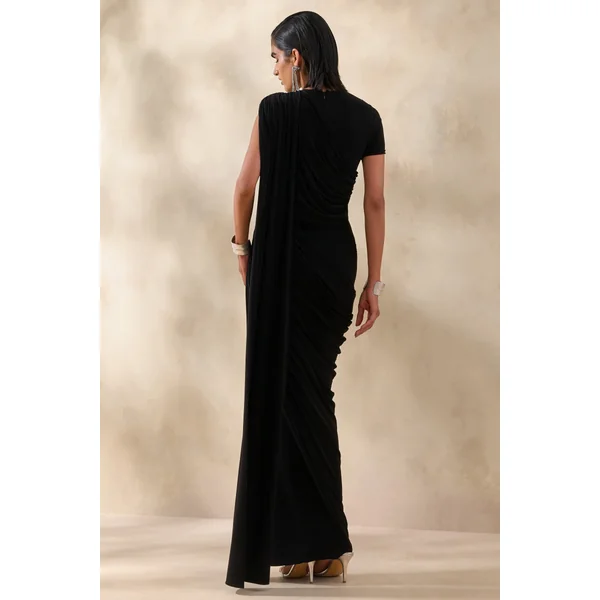 Gisara | Robe longue noire à encolure haute avec écharpe et drapés froncés