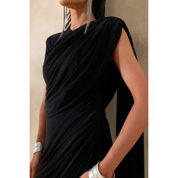 Gisara | Robe longue noire à encolure haute avec écharpe et drapés froncés