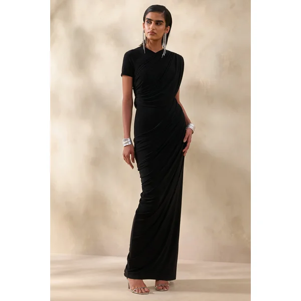Gisara | Robe longue noire à encolure haute avec écharpe et drapés froncés