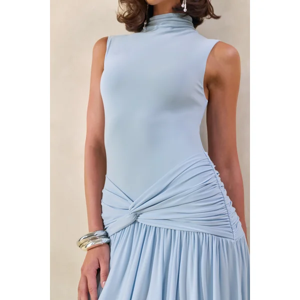 Glimora | Robe longue bleu poudré à encolure haute avec détails froncés