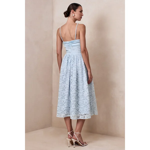 Gloriana | Robe mi-longue en dentelle bleu poudré à décolleté cœur