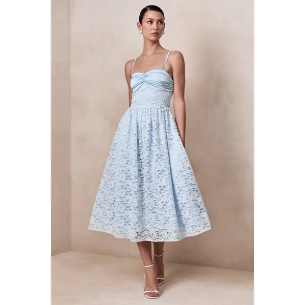 Gloriana | Robe mi-longue en dentelle bleu poudré à décolleté cœur