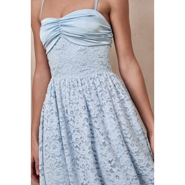 Gloriana | Robe mi-longue en dentelle bleu poudré à décolleté cœur