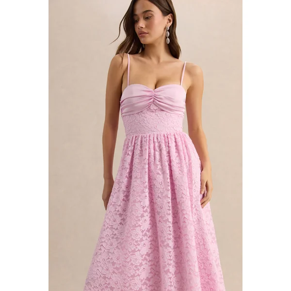 Gloriana | Robe mi-longue en dentelle rose à encolure cœur