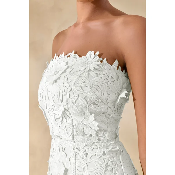 Gracie | Robe longue blanche en dentelle avec décolleté bandeau