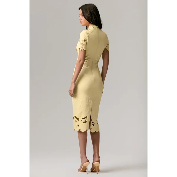 Guest List | Robe mi-longue citron à col montant avec détails en crochet ajouré