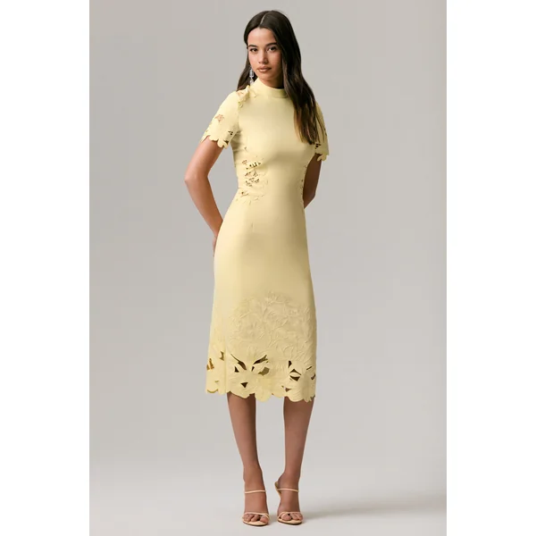 Guest List | Robe mi-longue citron à col montant avec détails en crochet ajouré