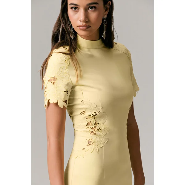 Guest List | Robe mi-longue citron à col montant avec détails en crochet ajouré