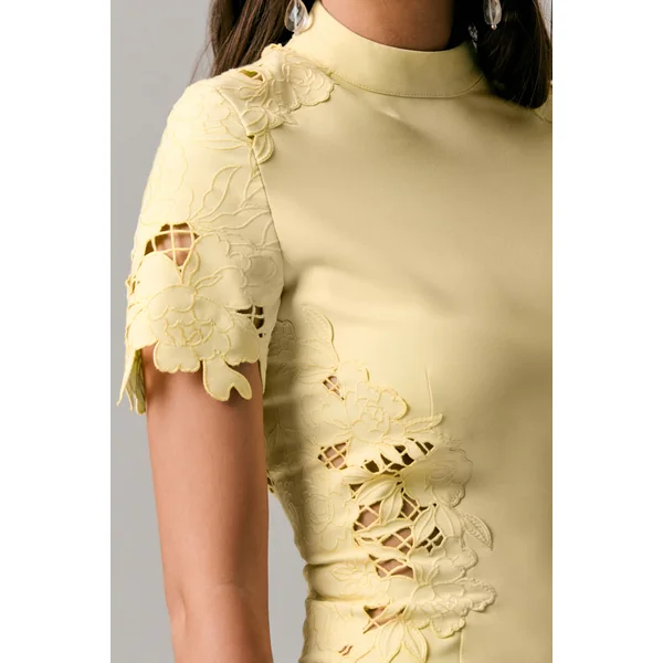 Guest List | Robe mi-longue citron à col montant avec détails en crochet ajouré
