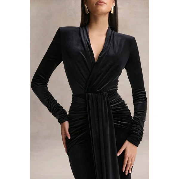 Halima | Robe longue noire en velours à décolleté plongeant avec détails froncés