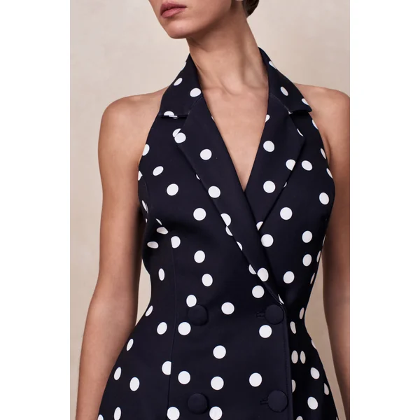 Hana | Robe longue tailleur à pois noir et blanc avec décolleté plongeant