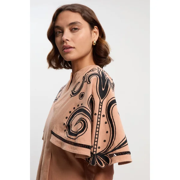 Haut Petite en Sergé Tissé à Manches Cape avec Broderie Baroque