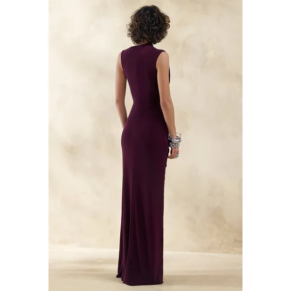 Helessia | Robe longue prune foncé à encolure asymétrique avec détails froncés et écharpe