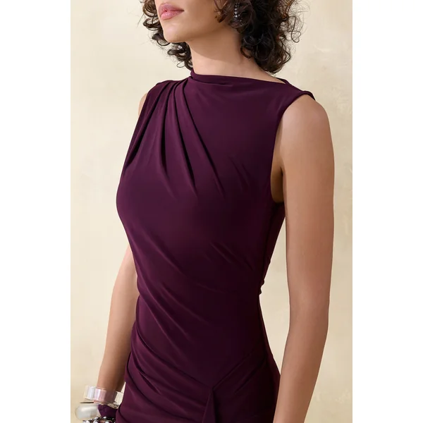 Helessia | Robe longue prune foncé à encolure asymétrique avec détails froncés et écharpe