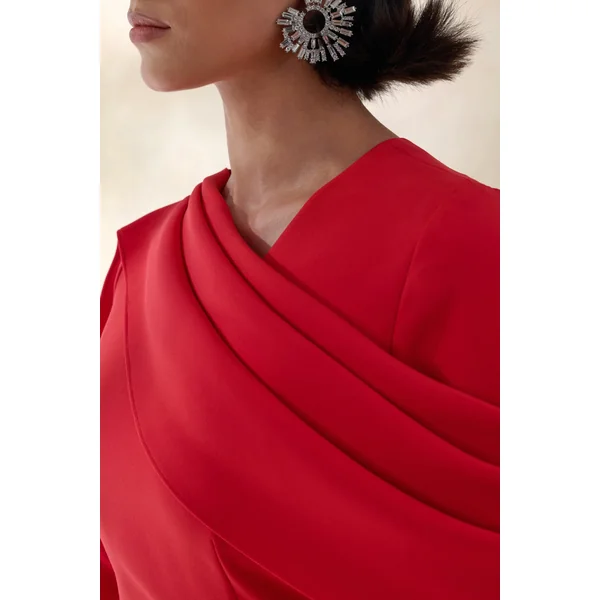Heliora | Robe longue rouge à décolleté en V avec ceinture et détails drapés