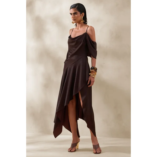 Helira | Robe mi-longue asymétrique marron avec détails drapés et dos ouvert