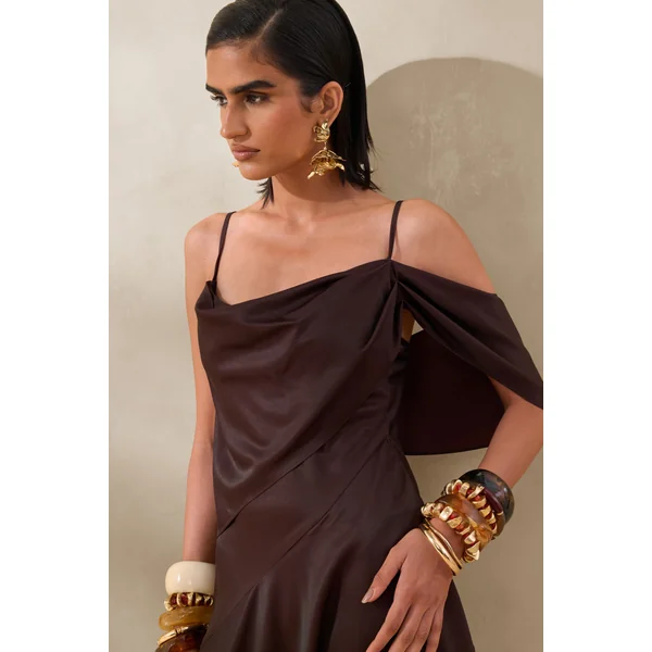 Helira | Robe mi-longue asymétrique marron avec détails drapés et dos ouvert