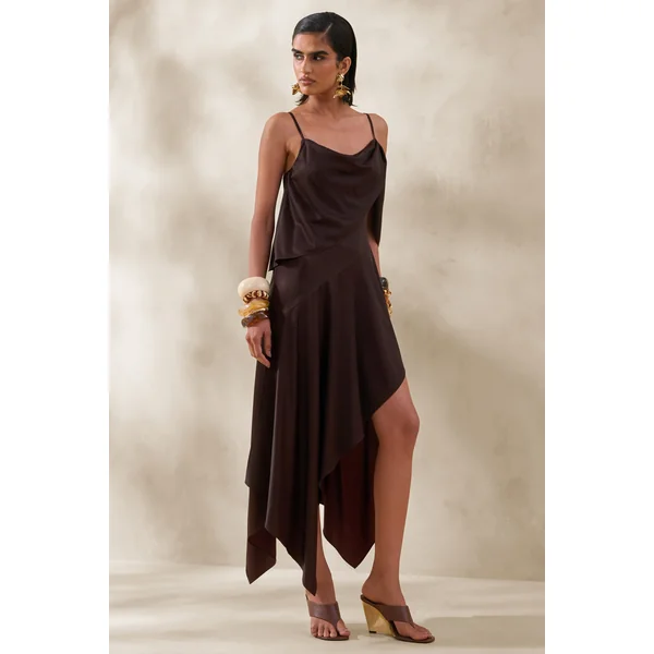 Helira | Robe mi-longue asymétrique marron avec détails drapés et dos ouvert