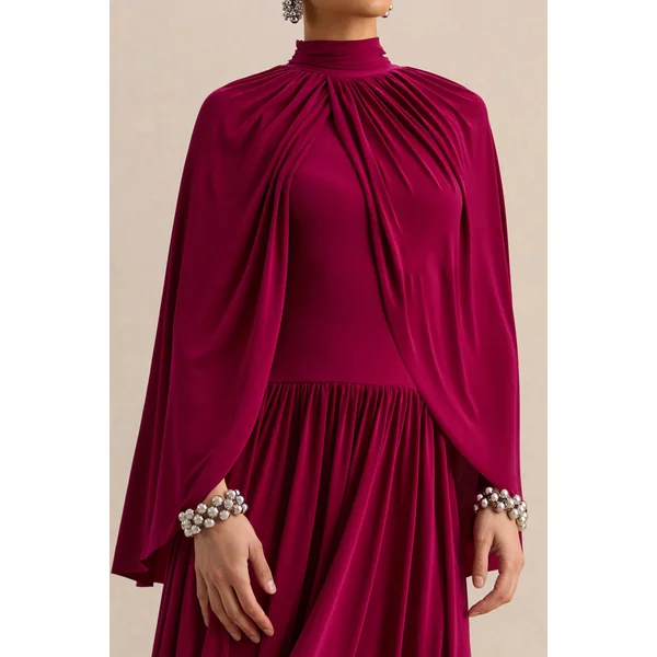 Honora | Robe mi-longue bordeaux à encolure haute avec manches cape