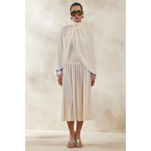 Honora | Robe mi-longue crème à encolure haute avec manches cape