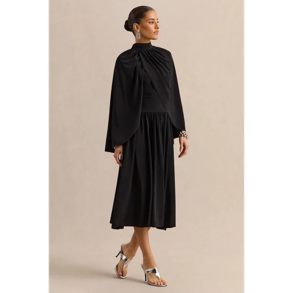 Honora | Robe mi-longue noire à col montant avec manches cape
