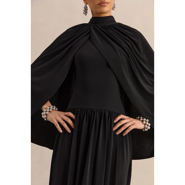 Honora | Robe mi-longue noire à col montant avec manches cape