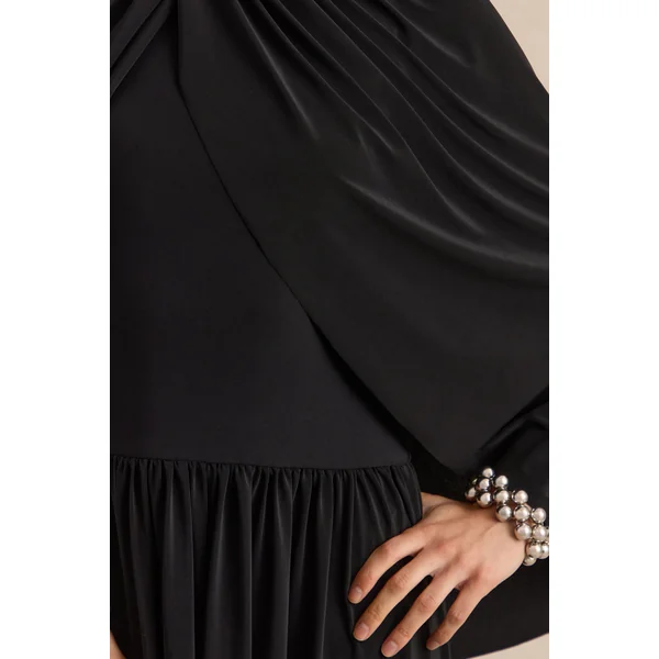 Honora | Robe mi-longue noire à col montant avec manches cape