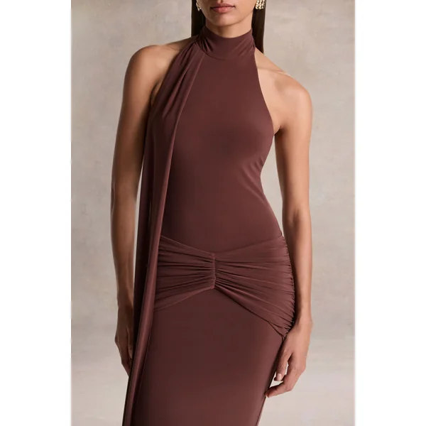 Hyla | Robe longue marron à encolure haute avec détail de pan fluide