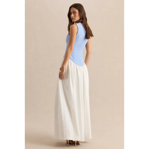 Iliana | Robe longue bleu poudre et blanc à encolure ras-du-cou avec taille basse et jupe plissée