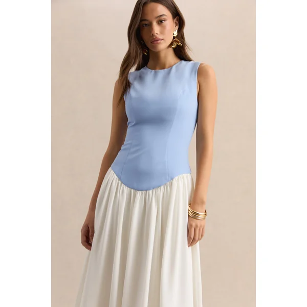 Iliana | Robe longue bleu poudre et blanc à encolure ras-du-cou avec taille basse et jupe plissée