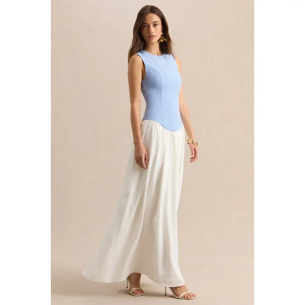 Iliana | Robe longue bleu poudre et blanc à encolure ras-du-cou avec taille basse et jupe plissée