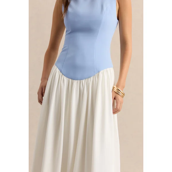 Iliana | Robe longue bleu poudre et blanc à encolure ras-du-cou avec taille basse et jupe plissée