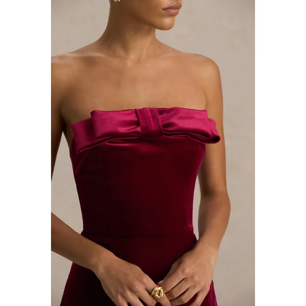 Illusion | Robe longue en velours bordeaux à décolleté bandeau avec détail nœud