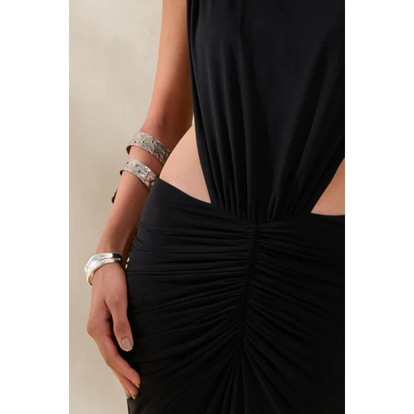 Imelda | Robe longue noire à encolure bateau avec découpes sur le corps