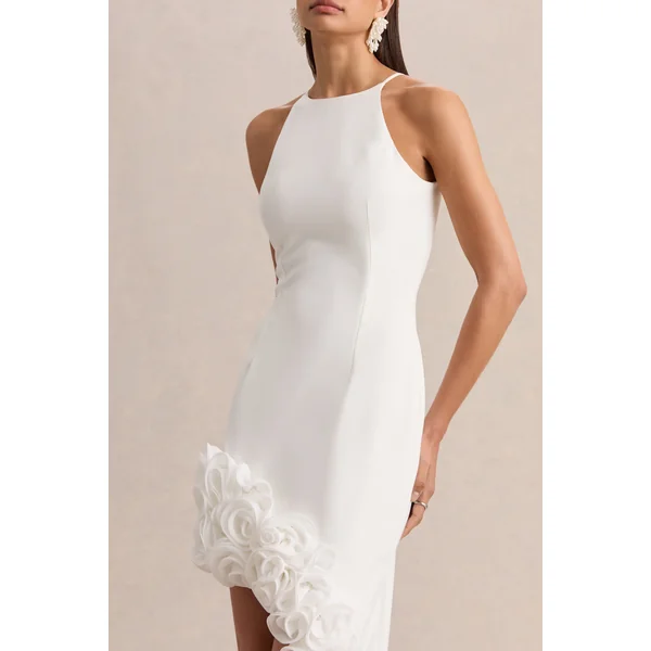 Indira | Robe longue blanche à décolleté halter avec ourlet asymétrique fleuri