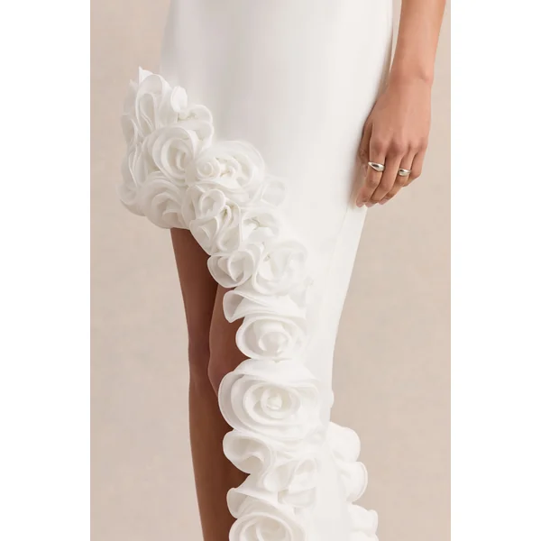 Indira | Robe longue blanche à décolleté halter avec ourlet asymétrique fleuri