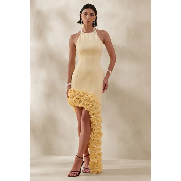 Indira | Robe longue citron à encolure licou avec ourlet asymétrique à détail floral