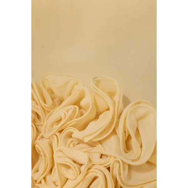 Indira | Robe longue citron à encolure licou avec ourlet asymétrique à détail floral